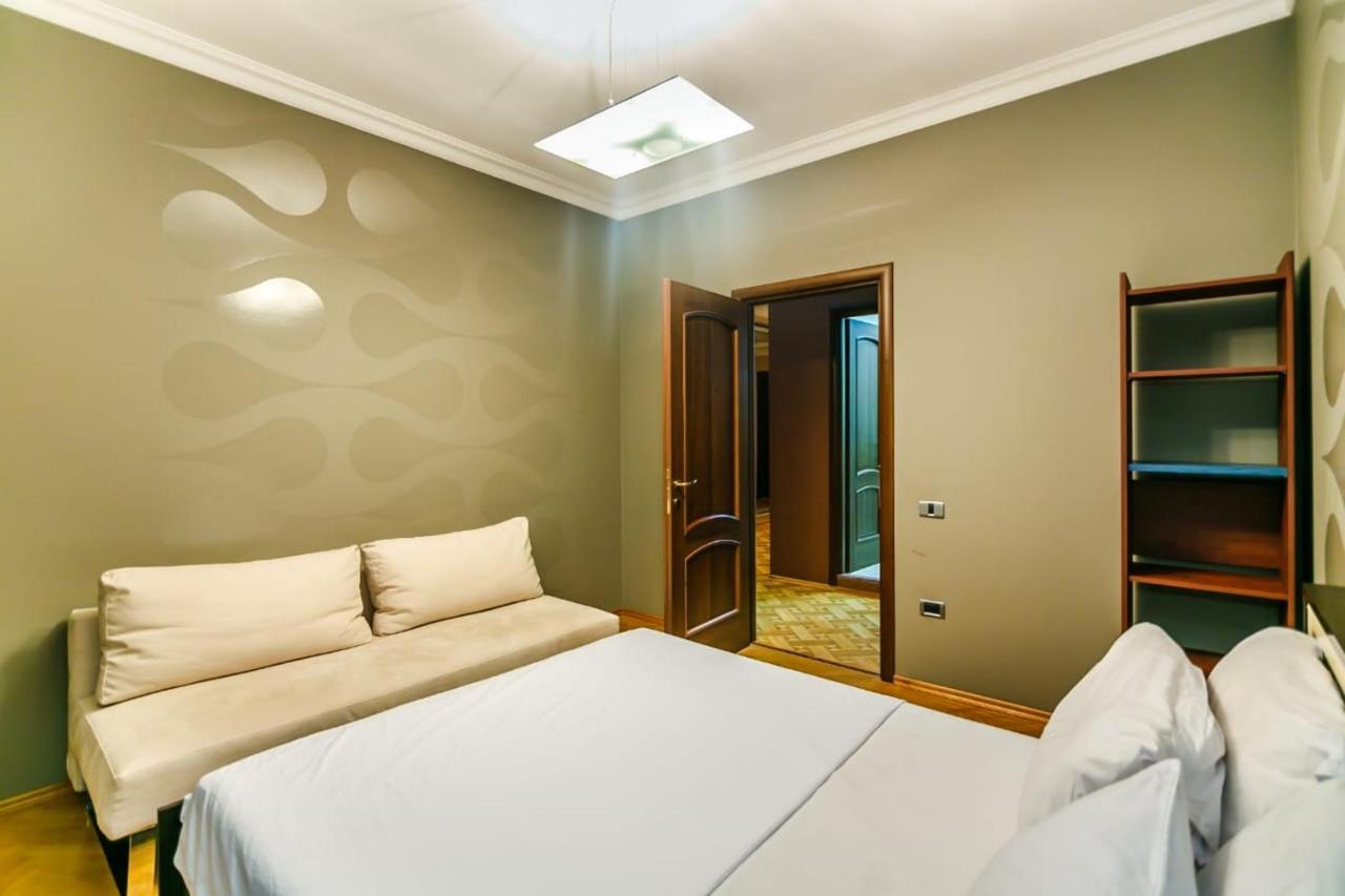 Vip Apartment Number One Baku Bagian luar foto