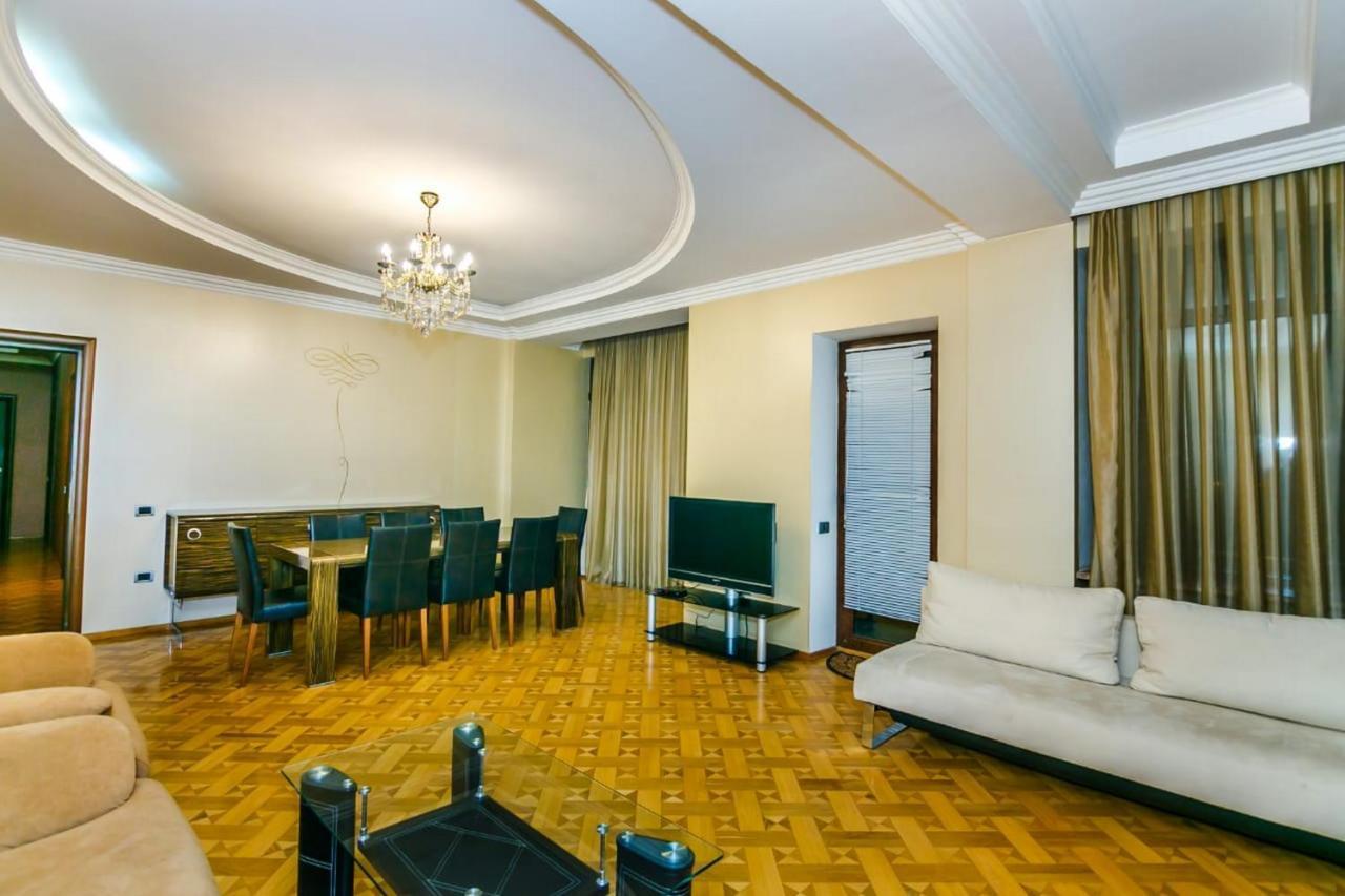 Vip Apartment Number One Baku Bagian luar foto