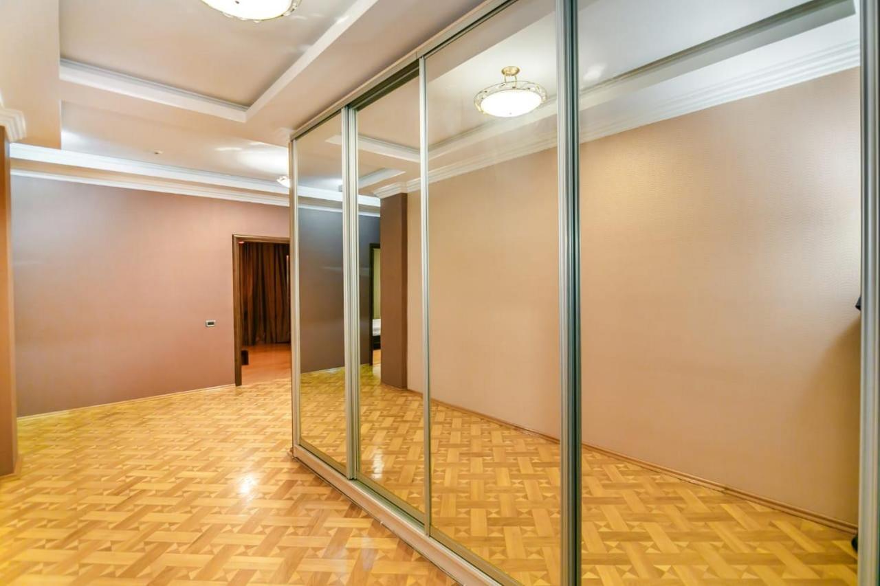 Vip Apartment Number One Baku Bagian luar foto