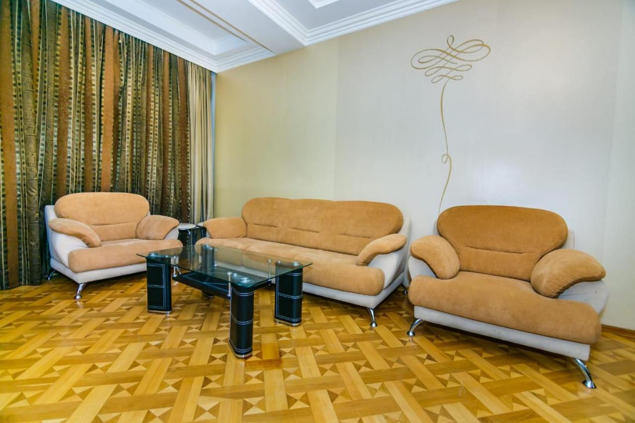 Vip Apartment Number One Baku Bagian luar foto