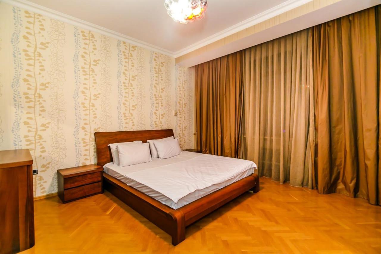 Vip Apartment Number One Baku Bagian luar foto