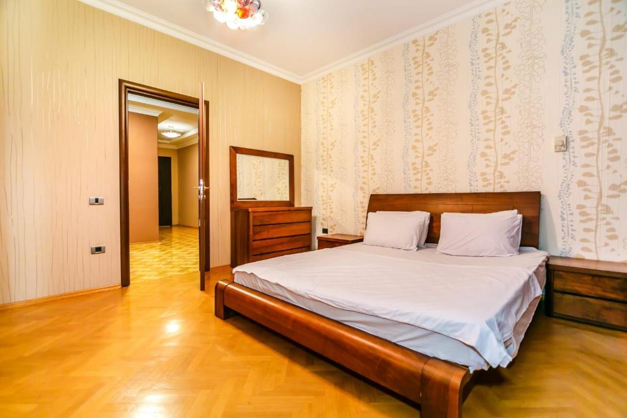 Vip Apartment Number One Baku Bagian luar foto