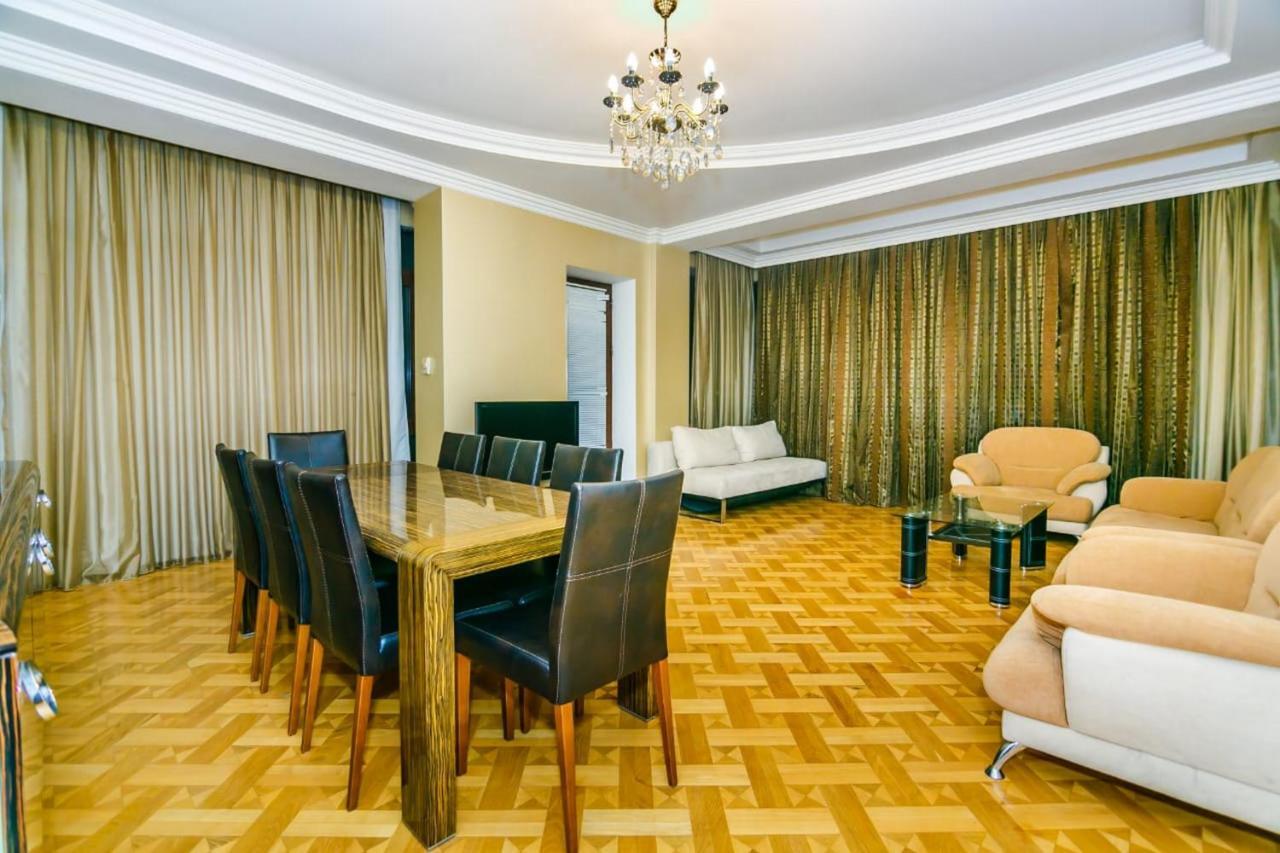 Vip Apartment Number One Baku Bagian luar foto