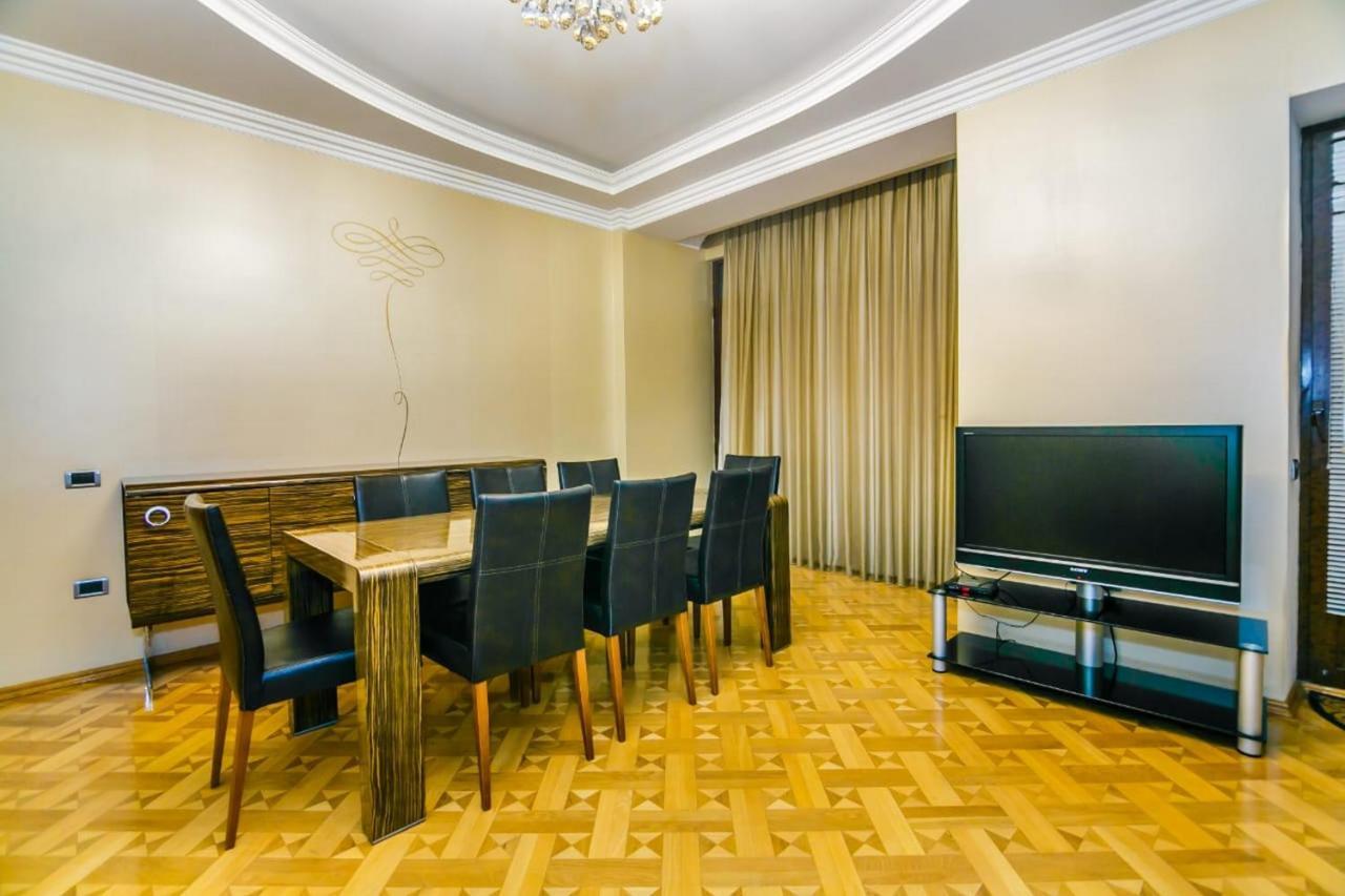 Vip Apartment Number One Baku Bagian luar foto