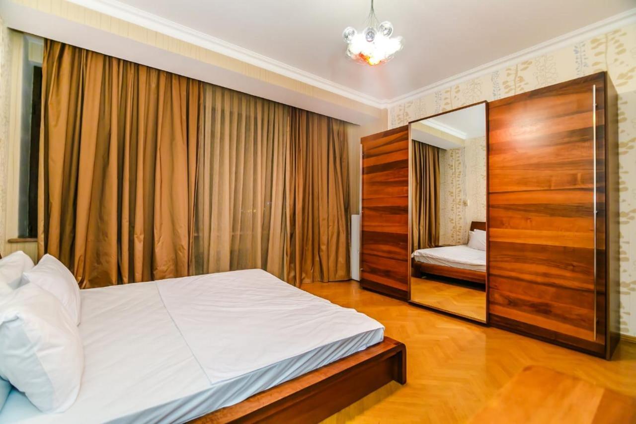 Vip Apartment Number One Baku Bagian luar foto
