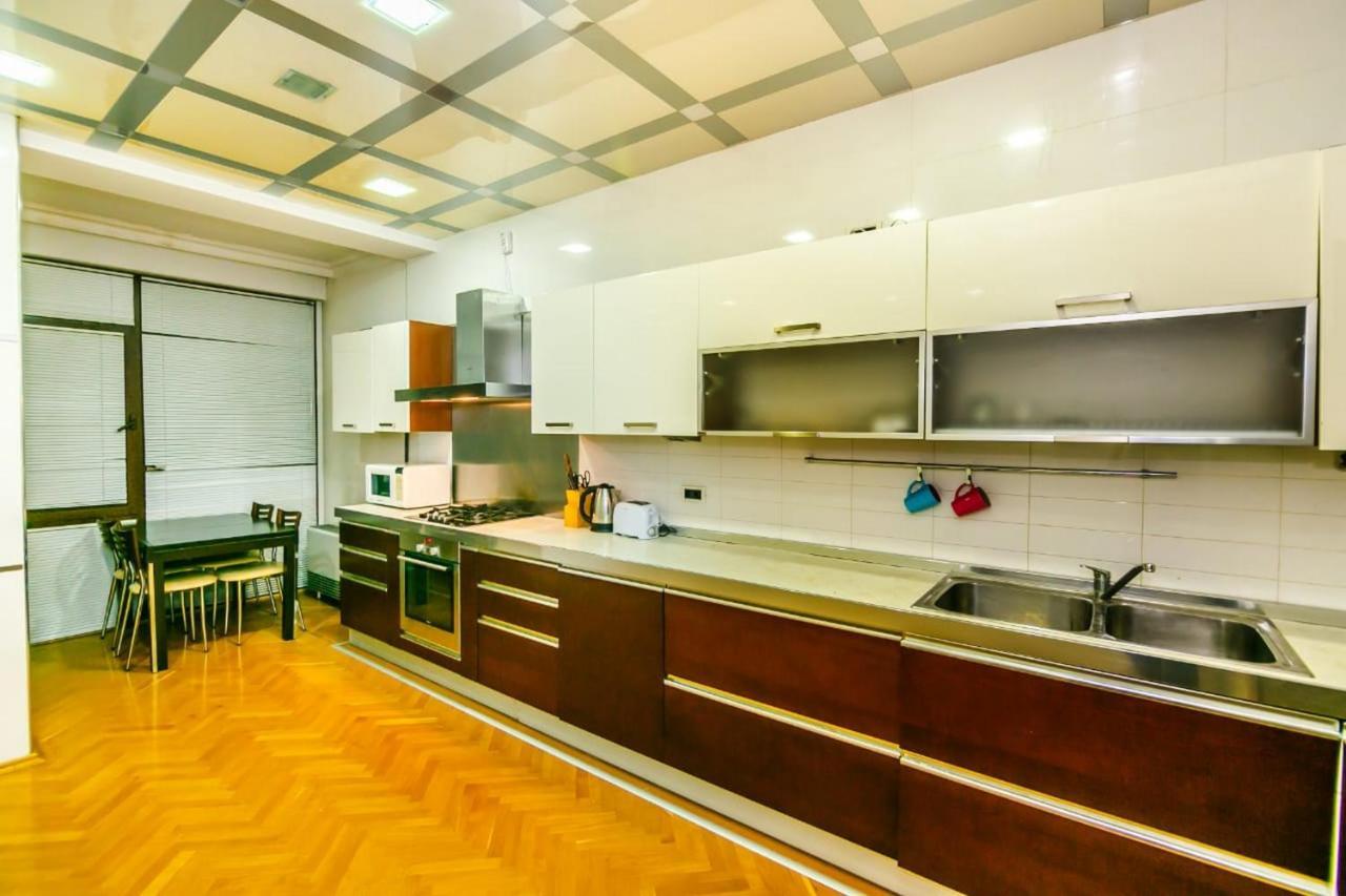 Vip Apartment Number One Baku Bagian luar foto